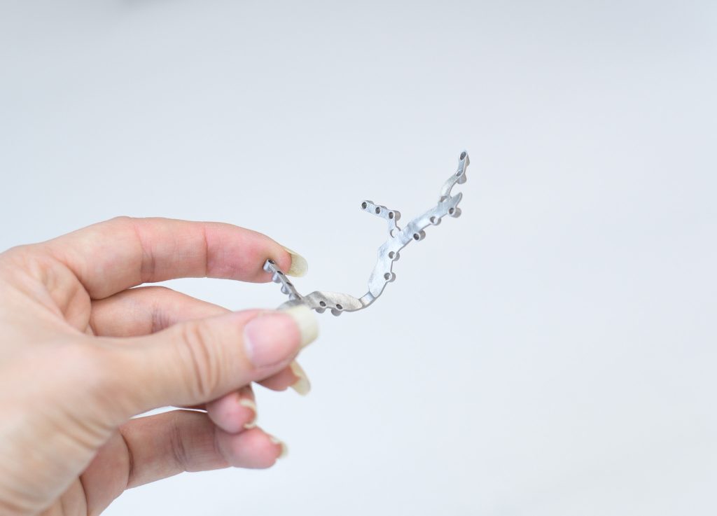 A dental bridge frame 3D-printed by Materflow. 3D-printing individual parts.